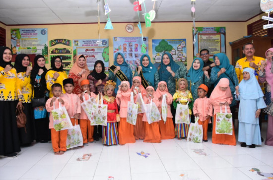 Didampingi Bunda Paud Kampar Ricana Djayanti, Bunda Paud Riau Zuliana Rahman Hadi Kunjungi TK Pertiwi Bangkinang Kota.
