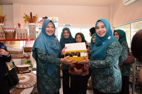 Pj Ketua TP PKK Kabuapaten Kampar Ny Ricana Hambali Dampingi Pj Ketua TP PKK Provinsi Riau Ny.Zuliana Rahman Hadi Kunjungi Rumah Madu Wilbi di Kuok. 