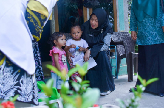 Ricana Djayanti Hambali Bersama LK2S Kab. Kampar Kunjungi Balita Penderita Stunting Di Kecamatan Tambang