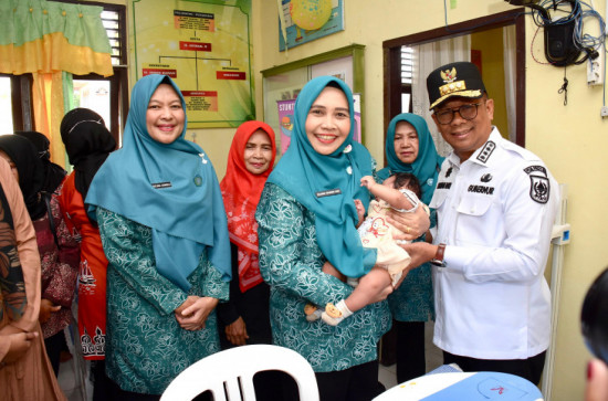 Pj. Ketua Pembina Posyandu Kab. Kampar Dampingi Pj. Ketua Pembina Posyandu Provinsi Riau Lakukan Pembinaan Di Posyandu Melati Kel. Langgini