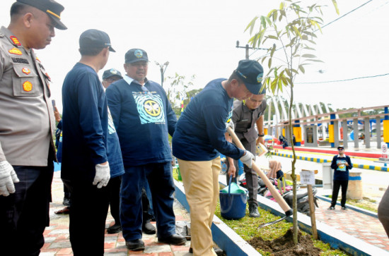Asisten I Bidang Pemerintahan dan Kesra Setda Kampar Lakukan Tanam Pohon Peringati HAD ke-32