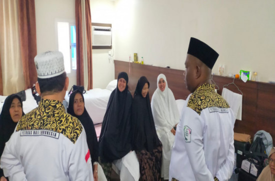 Pastikan Kondisi Jamaah, Petugas Kloter 5 BTH Lakukan Visitasi.