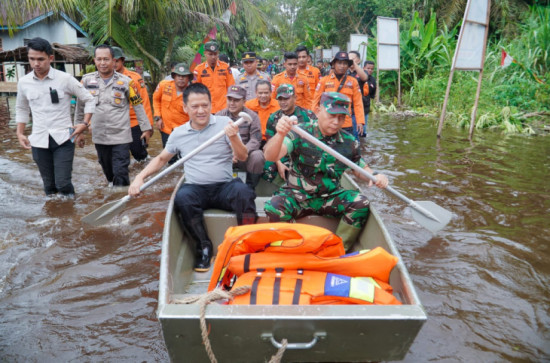 Bersama Danrem, Pj Bupati Kampar Tinjau Beberapa Rumah Terendam Banjir di Kualu  Kecamatan Tambang 