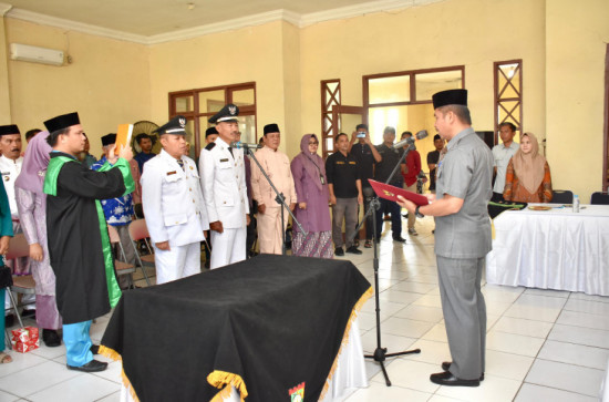 Pj Sekda Kampar Lantik Penjabat Kepala Desa Sei Geringging Kampar Kiri dan Penjabat Kepala Desa Batu Gajah Kecamatan  Tapung. 