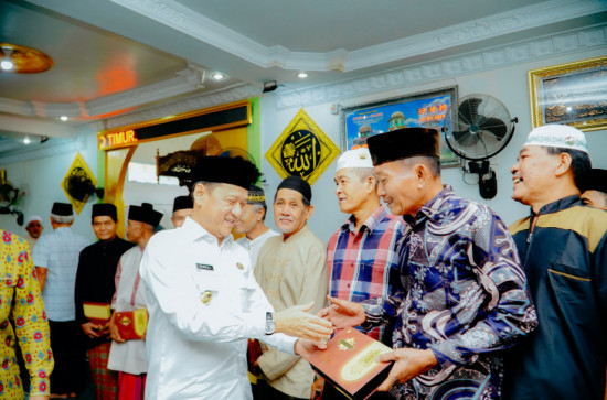 Pj Bupati Kampar Bersama LK2S Berikan Bantuan Mukennah Dan Sarung bagi masyarakat Prasejahtera Salo.