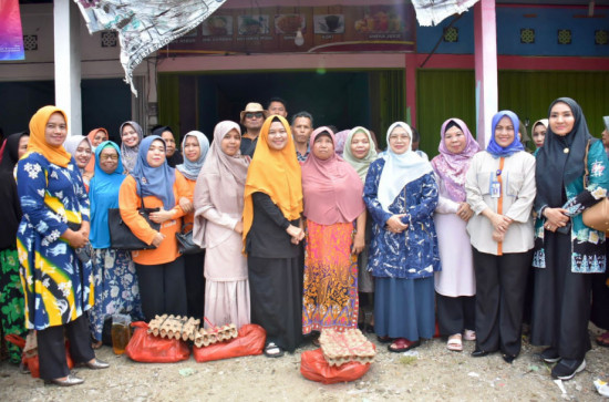 Tinjau Rumah Masyarakat Yang Terdampak Banjir, Pj Ketua TP-PKK Kampar Salurkan Bantuan 336 Paket Sembako dan Vitamin.