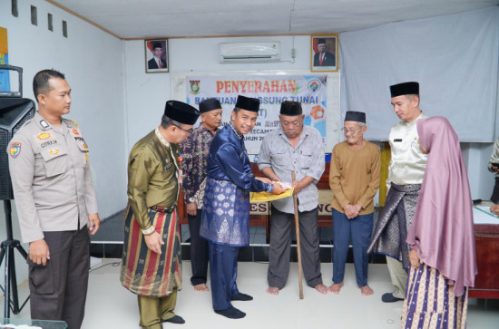 Hadir Penyaluran BLT DD Di Desa Lereng, Pj Sekda Kampar: Alhamdulilah, Semakin Sedikit Penerima BLT Ini, Semakin Meningkat Pertumbuhan Ekonomi Masyarakat.