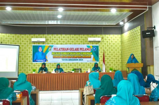 Ketua TP-PKK Kampar Ricana Djayanti Hambali Buka Pelatihan Gelari Pelangi dan Pembentukan Rumah Dilan dan Kampung Mandiri. 