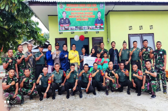 Dandim 0313/KPR didampingi Camat Kampa Serahkan 3 Unit Rumah Layak Huni di Desa Penyasawan