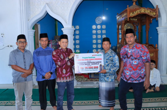 Pj Bupati Kampar Serahkan Bantuan Program Kemitraan BRK Syariah Ke Masjid At - Taqwa Desa Koto Tibun.