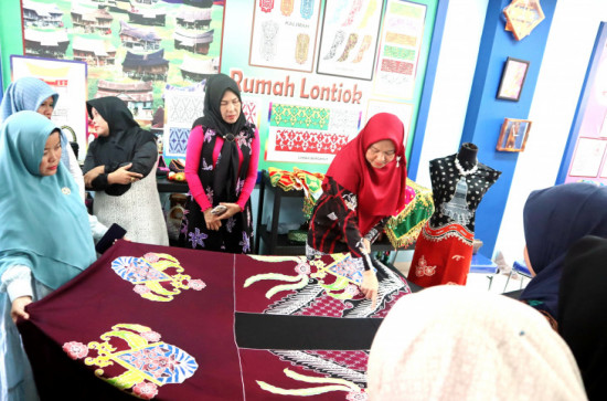 Buka Pelatihan Batik Berpola, Ketua Dekranasda Kab Kampar, Ricana Djayanti :  