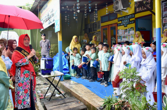 Hadiri Pentas Seni TK Humairoh, Bunda Paud Kab. Kampar Ricana ; Semoga Kampar Dapat mewujudkan Generasi Emas. 
