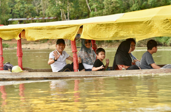 Meriahkan Festival Subayang Sound Off Rimbang Baling ke-8, Pj Bupati Kampar Hambali Naiki Sampan Piaw. 