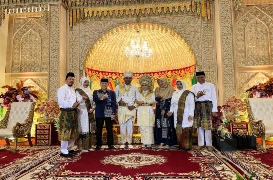 Pj Bupati Kampar Bersama Istri Hadiri Resepsi Pernikahan Qori dan Fikhi. 