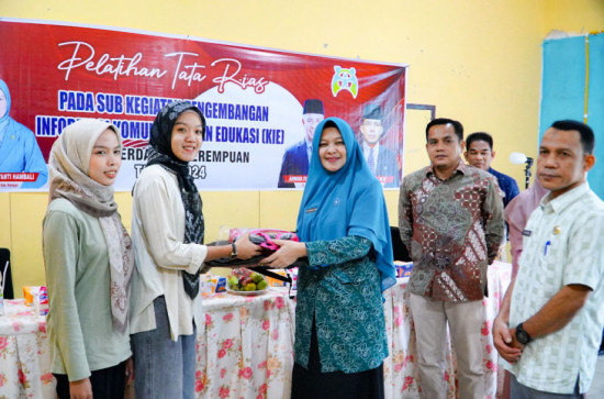 Kepala Dinas PPKBP3A Kab. Kampar Bersama PJ. Ketua TP.PKK Kab. Kampar, Buka Secara Resmi Pelatihan Tata Rias Bagi Remaja Puteri Dan Kaum Ibu Di Desa Limau Manis