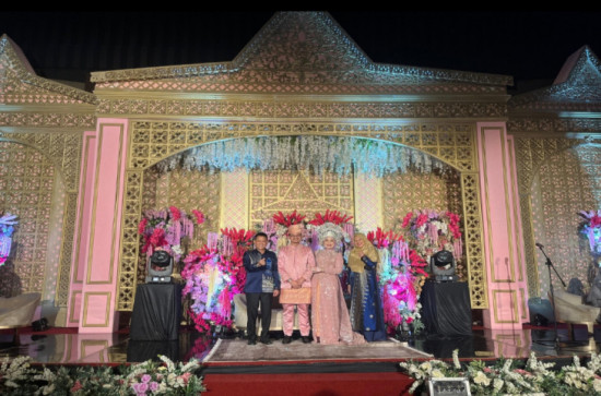Pj Bupati Kampar Bersama Istri Ucapkan Selamat Atas Pernikahan Irvan dan Yasmin. 