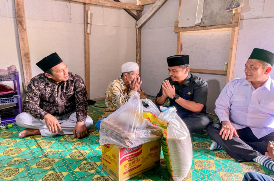 Bentuk Kepedulian Dengan Masyarakat, Pj Sekda Kampar Serahkan Bantuan Sembako Kepada Masyarakat Yang Sakit serta Kurang Mampu.