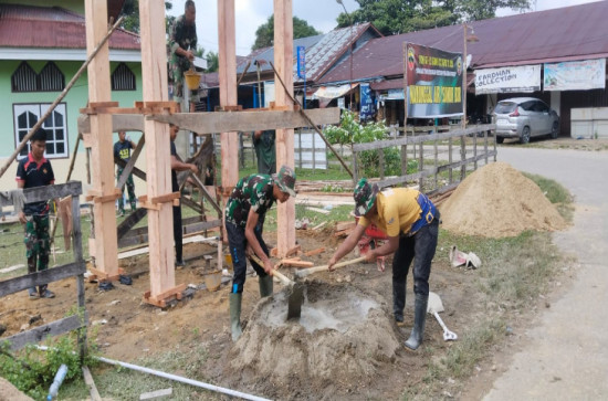 Guna Melengkapi Sarana Air Bersih, Satgas TMMD 121 Kodim 0313/KPR Bangun Tandon Air Di Desa Gema