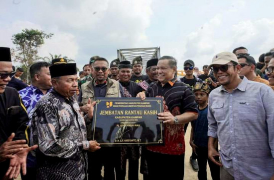 Wakili Pj Bupati Kampar, Kadis PUPR Afdal, ST, MT Dampingi Pj Gubri Resmikan Jembatan Desa Rantau Kasih Kec. Kampar Kiri Hilir. 