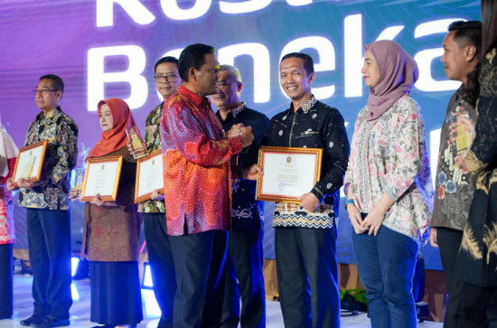 Pemda Kampar Terima Penghargaan Apresiasi Insan Keselamatan Jalan dari Menteri Perhubungan RI 