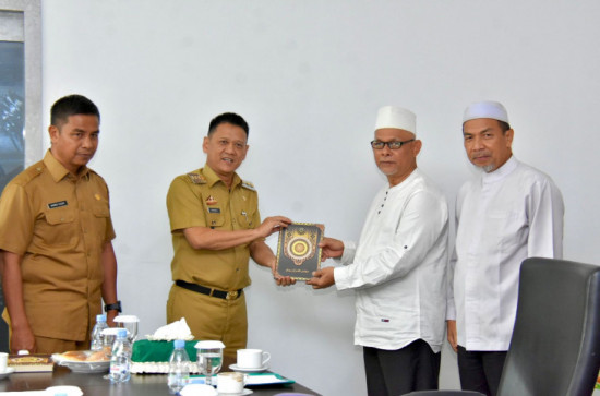 Pj. Bupati Kampar Serahkan 460 Al Qur'an Dari Maqari Prov. Riau Kepada LPTQ Kab. Kampar Dan Ponpes Se Kab. Kampar