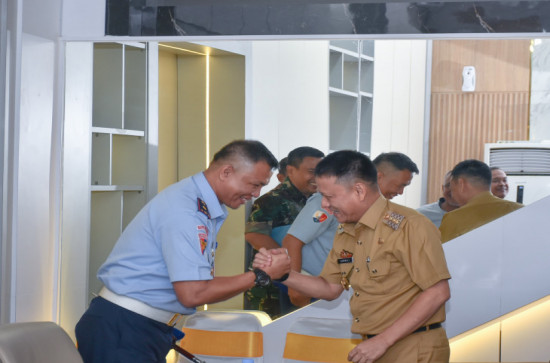 Selain Silaturahmi, Danlanud Roesmin Nurjadin Juga Bahas Terkait Tugu Helikopter dan Lokasi Paralayang. 