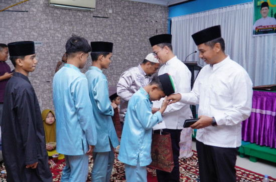 Plh Sekda Kampar Bersama IKAMKJ Serahkan Santunan Anak Yatim Sekaligus Buka Bersama di Resto Stanum Bangkinang