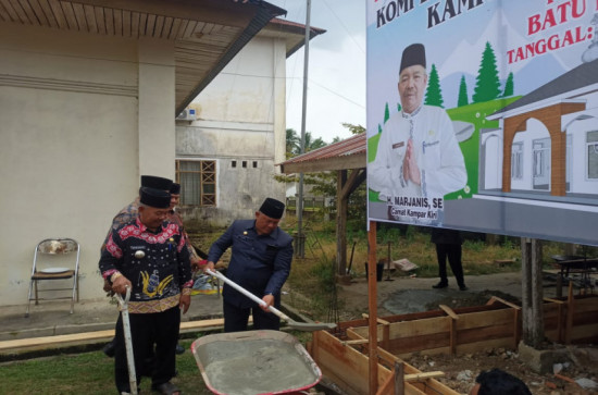 Pj Sekda Kampar Lakukan peletakkan Batu Pertama Pembangunan Musholla Al-Ihlas Komplek Kantor Camat Kampar Kiri