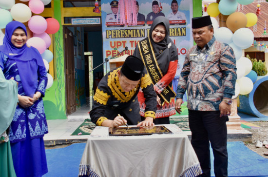 Pj Bupati Kampar Resmikan TK 01 Negeri Desa Salo.Hambali : “Peningkatan Kualitas TK Dapat mengembangkan kepribadian anak-anak usia dini.”