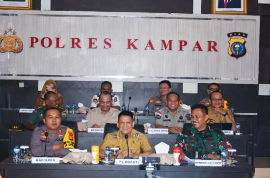 Masih Terkait Bencana Banjir dan Longsor, Pj Bupati Kampar Hadiri Rakor Bersama Kapolda Melalui Zoom Meeting. 
