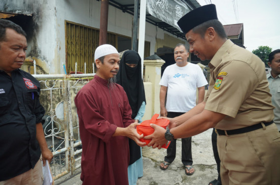 Pj Sekda Ahmad Yuzar Jenguk Korban Kebakaran  dan Serahkan Bantuan. 