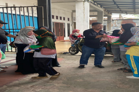 Sambut Ramadhan 1445 H, Kepala Bapenda Kampar Kembali Bantu Petugas Kebersihan