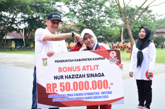 Puncak Peringatan Haornas Ke 41 Tahun 2024 , Pj Bupati Kampar Serahkan Bonus Rp 50 Juta Kepada Nur Azizah 