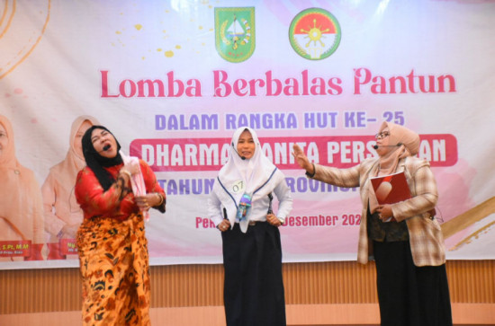 DWP Kabupaten Kampar Raih Juara Terfavorit dalam Lomba Berbalas Pantun Pada HUT ke-25 DWP