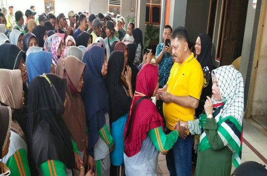 Sambut Idul Fitri 1445 H, Kepala Bapenda Kampar Berbagi Kebahagian Dengan Petugas Kebersihan