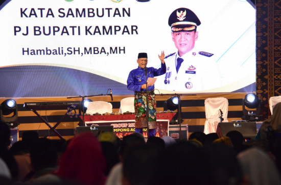 Bersama Ribuan Warga Kabupaten Kampar Se-Riau, Pj Bupati Kampar Apresiasi Bagholek Godang.