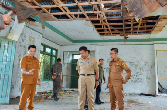 Tinjau Aula Kantor Desa Yang Kebakaran Waktu Lalu, Pj Sekda Kampar: Insyaallah APBD Murni Tahun 2025 Kita Realisasikan.