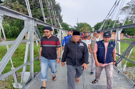 Pj Sekda Kampar Jenguk Keluarga Korban dan Tinjau Lokasi Anak Hanyut Di Sipungguk, Salo.Yusri : “Semoga Nuaren (5 th) Segera Ditemukan.” 