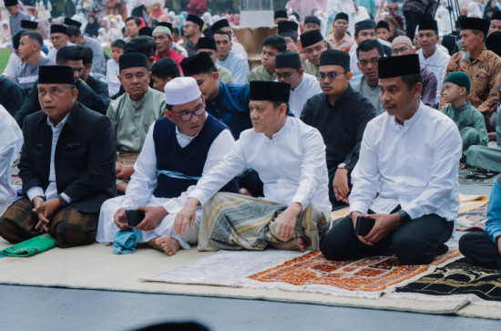 Momen Pertama Hari Raya, Pj Bupati Kampar Sholat Ied Bersama Masyarakat di Lapangan Pelajar Bangkinang. 