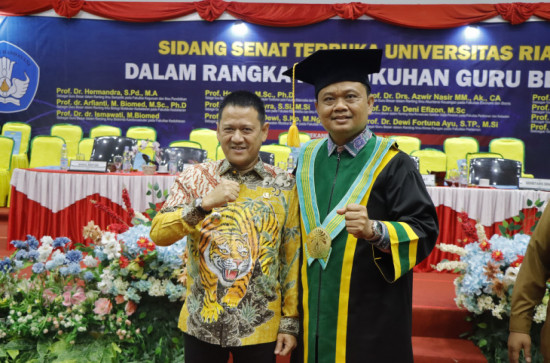 Pj Bupati Kampar Hambali Berikan Ucapan Selamat Langsung Kepada 13 Guru Besar UNRI