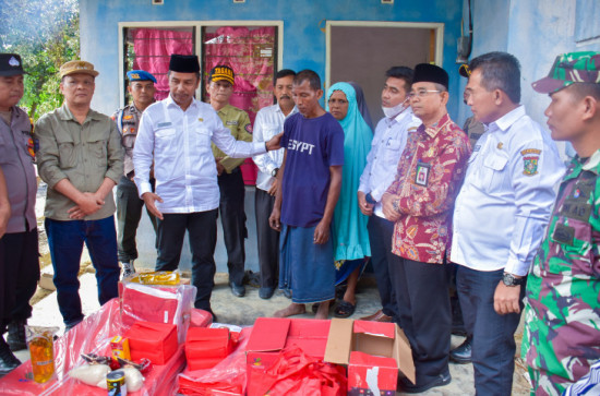 Gerak Cepat, Pj Sekda Kampar Ahmad Yuzar dan Baznaz Kampar Serahkan Bantuan Untuk Korban Kebakaran
