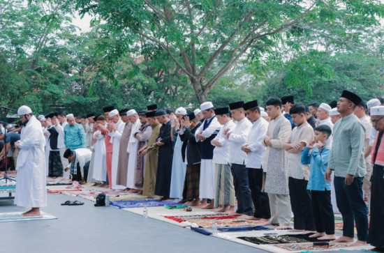 Pj Bupati Kampar Dan Keluarga Sholat ID di Lapangan Pelajar Bangkinang Kota.