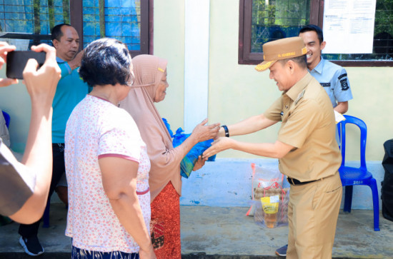 Komit Untuk Terus Tekan Inflasi Pj Bupati Kampar Buka Pasar Murah di Desa Siabu Kecamatan Salo.
