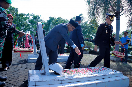 Kenang Jasa Pahlawan, Asisten III Ir. Azwan dan Forkopimda Kampar Ziarah dan Tabur Bunga di Makam Pahlawan Kusuma Eka Bakti Bangkinang