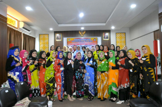 Gali Potensi, Ide dan Kreatifias, Ricana Djayanti Hambali Berikan Apresiasi Kepada DWP Kampar yang Taja Lomba Kreasi Lipat Batik. 