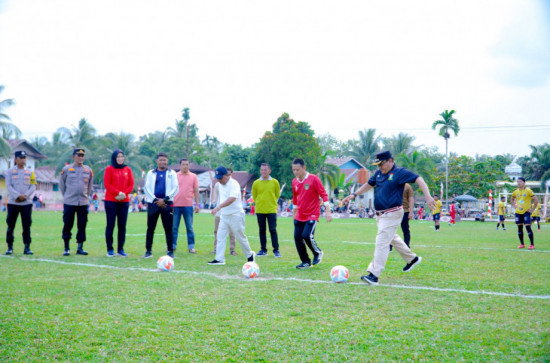 Tendangan Pertama Pj Bupati Kampar Hambali,  Tanda Dimulai Open Turnamen KLS Cup 2024