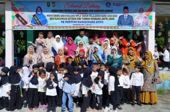 Bunda Paud Kampar Ricana Djayanti Sambut Kunjungan Kerja Bunda Paud Riau Ke Kabupaten Kampar. 