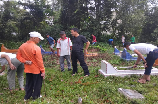 Bersama Masyarakat, Pj Bupati Kampar Gotong Royong Bersihkan Lokasi Pemakaman. 