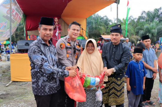 Sambut Ramadhan, Dengan Laksanakan Balimau Kasai Dan Berikan Bantuan Kepada Masyarakat.Asisten I Setda Kampar : “Semoga bantuan ini bisa meringankan beban masyarakat”