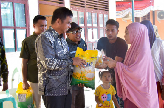 Konsisten Kendalikan Inflasi dan Harga Pasar, Pj Sekda Kampar Buka Operasi Pasar di Desa Batang Batindih Rumbio Jaya 